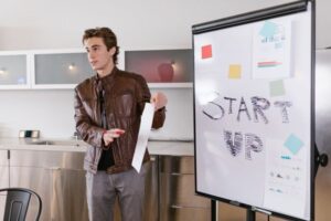Solo Founder vs Cofounder: Which Startup Path Fits You?